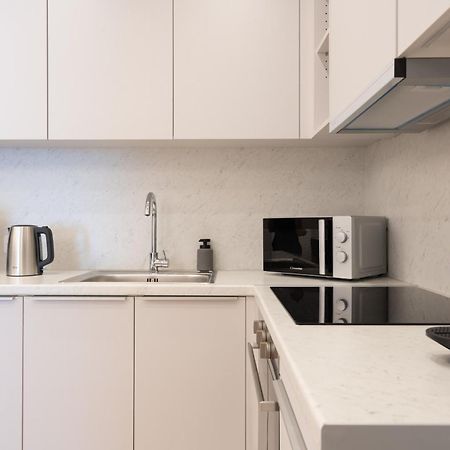 Newly Renovated 2 Bedroom Apartment, 5Min To Metro เอเธนส์ ภายนอก รูปภาพ