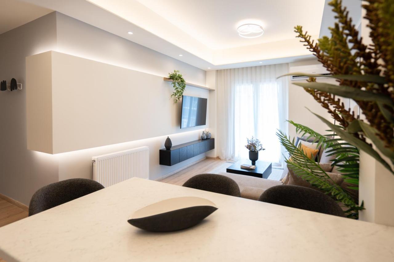 Newly Renovated 2 Bedroom Apartment, 5Min To Metro เอเธนส์ ภายนอก รูปภาพ