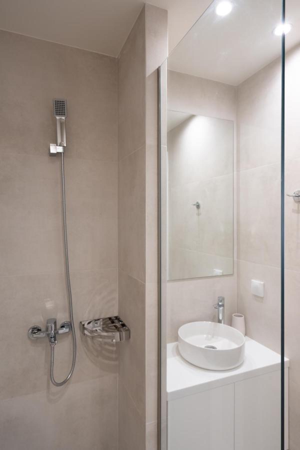 Newly Renovated 2 Bedroom Apartment, 5Min To Metro เอเธนส์ ภายนอก รูปภาพ
