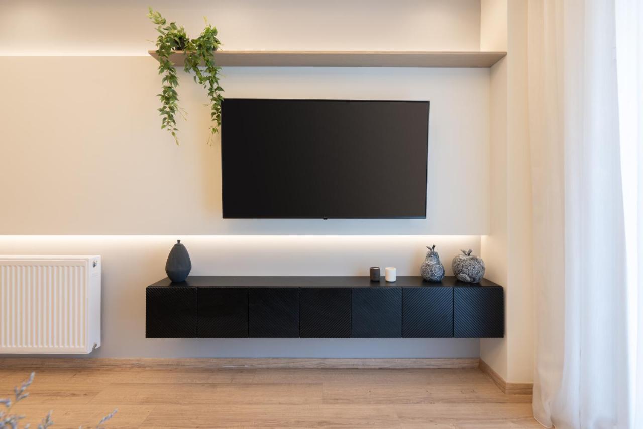 Newly Renovated 2 Bedroom Apartment, 5Min To Metro เอเธนส์ ภายนอก รูปภาพ