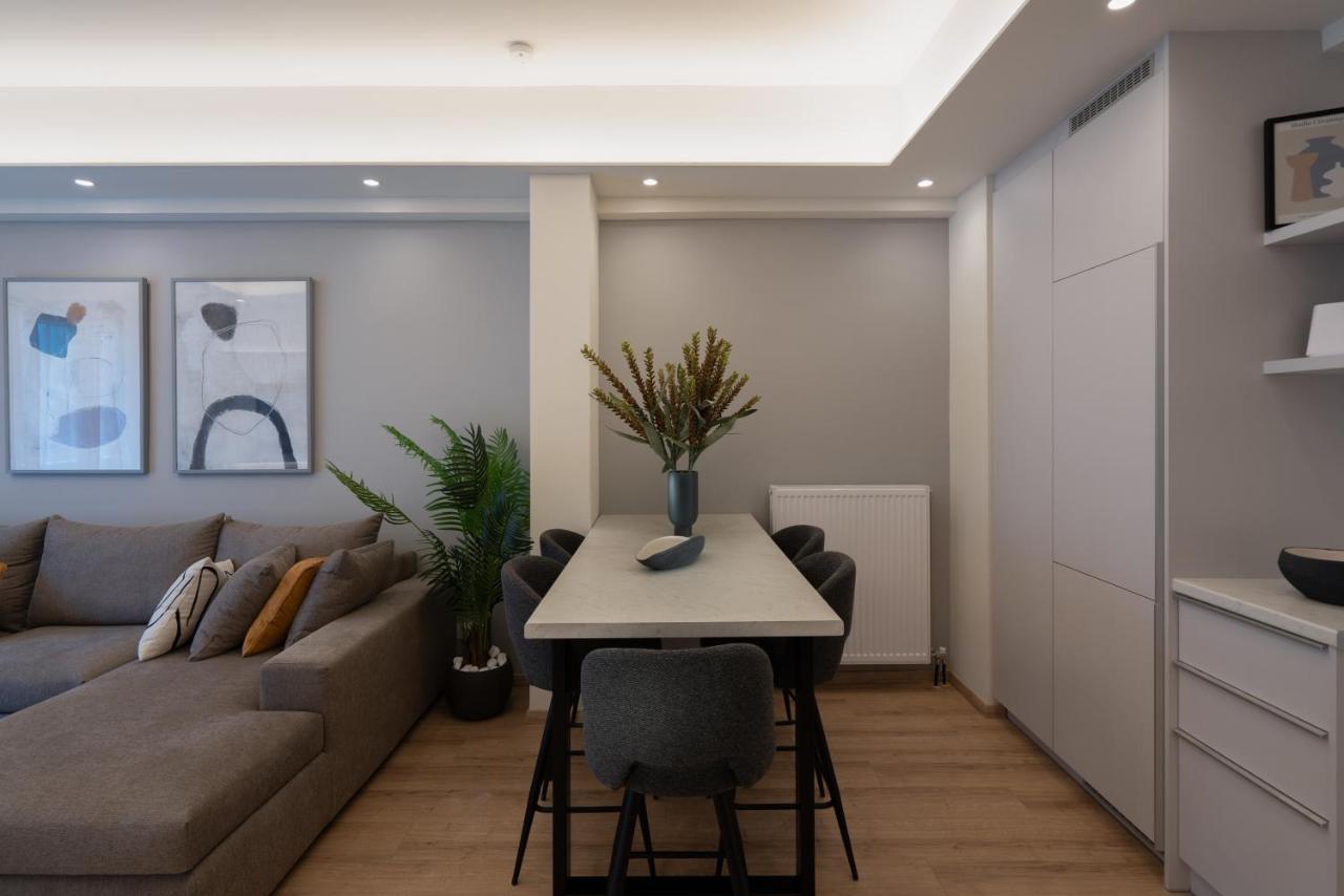 Newly Renovated 2 Bedroom Apartment, 5Min To Metro เอเธนส์ ภายนอก รูปภาพ