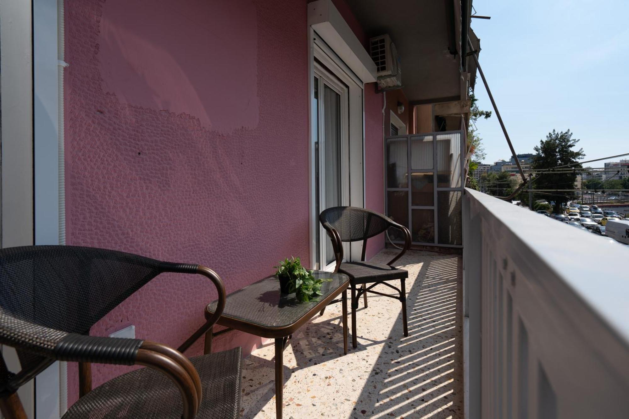 Newly Renovated 2 Bedroom Apartment, 5Min To Metro เอเธนส์ ภายนอก รูปภาพ