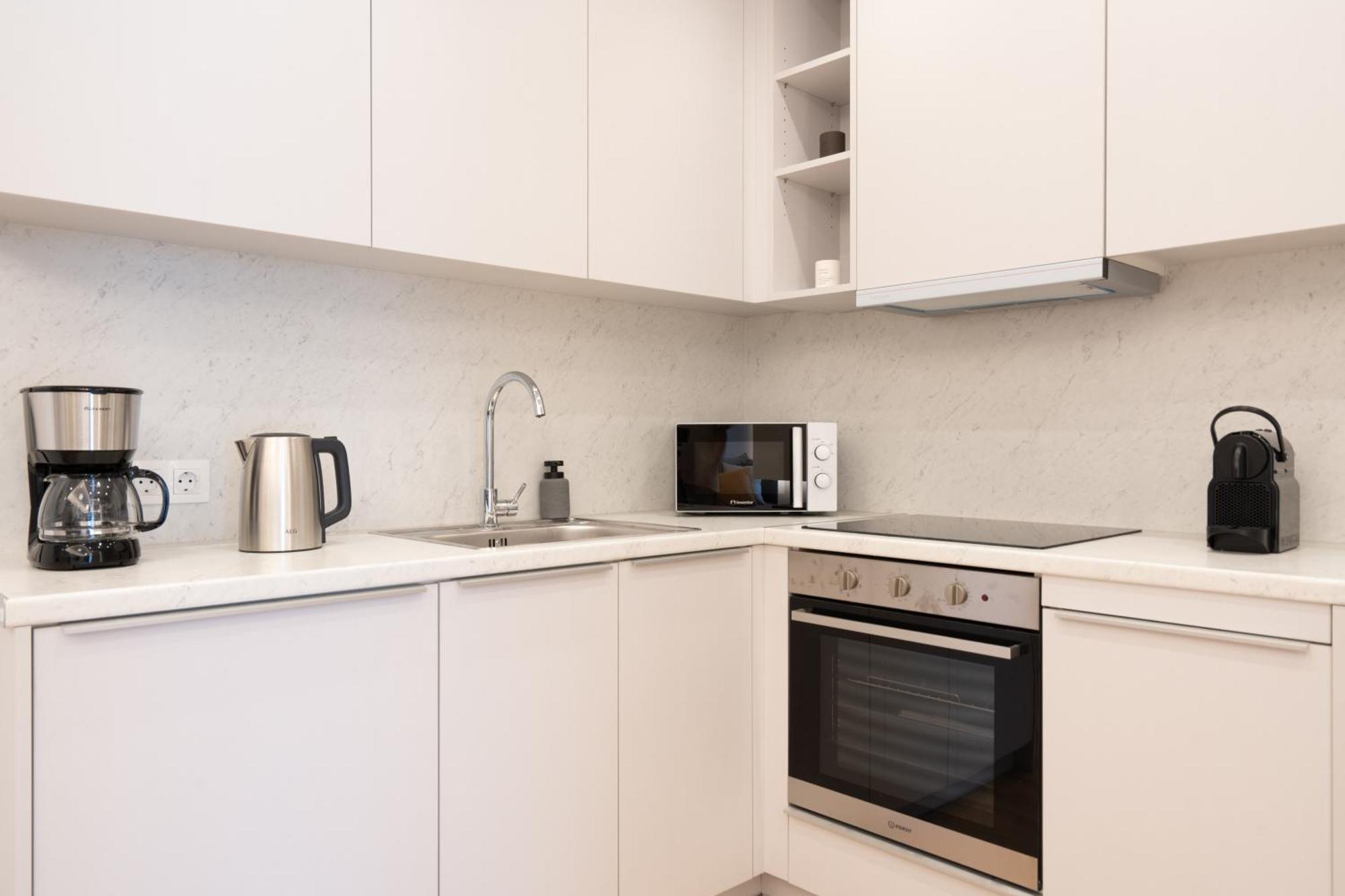 Newly Renovated 2 Bedroom Apartment, 5Min To Metro เอเธนส์ ภายนอก รูปภาพ