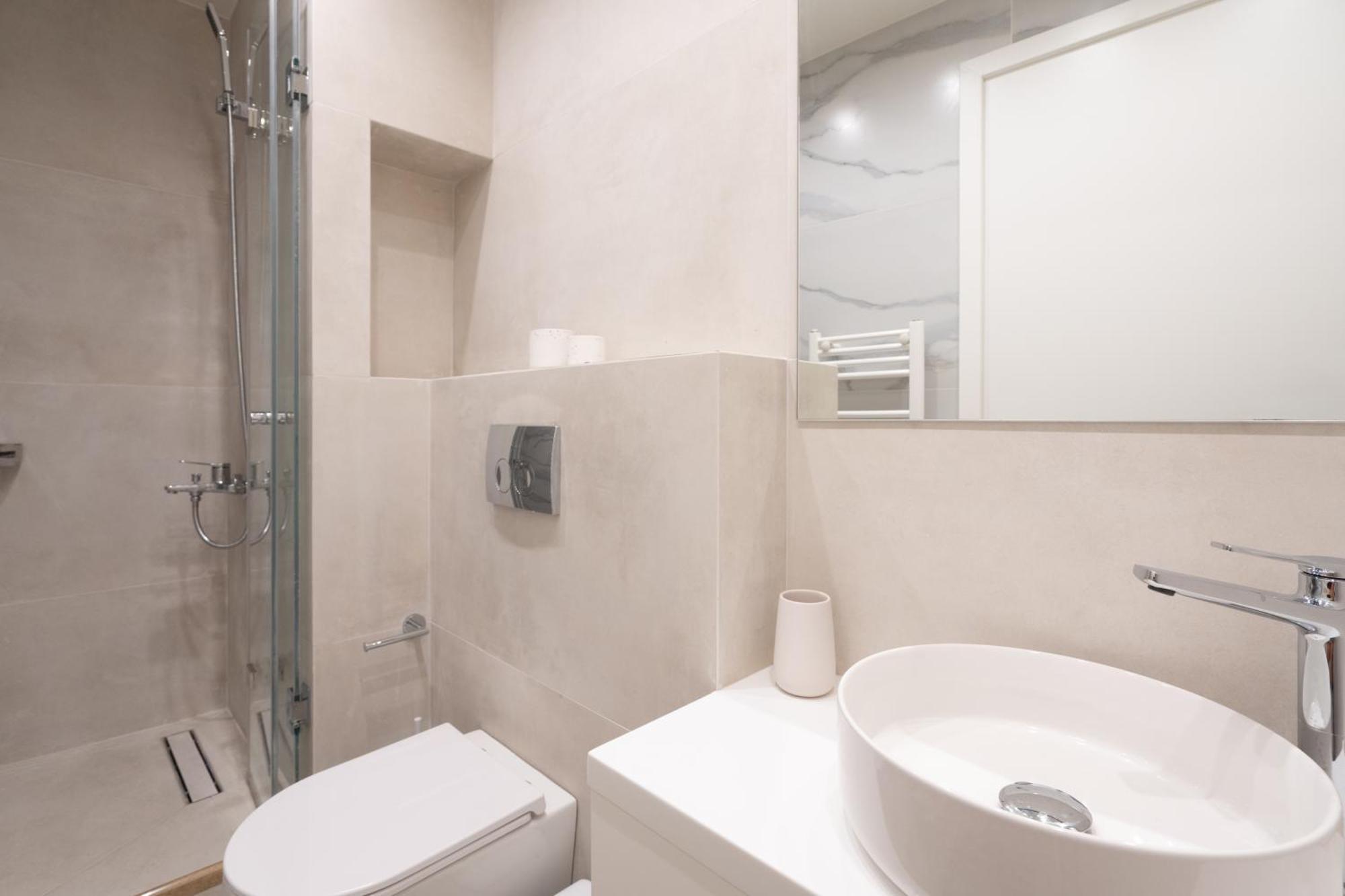 Newly Renovated 2 Bedroom Apartment, 5Min To Metro เอเธนส์ ภายนอก รูปภาพ