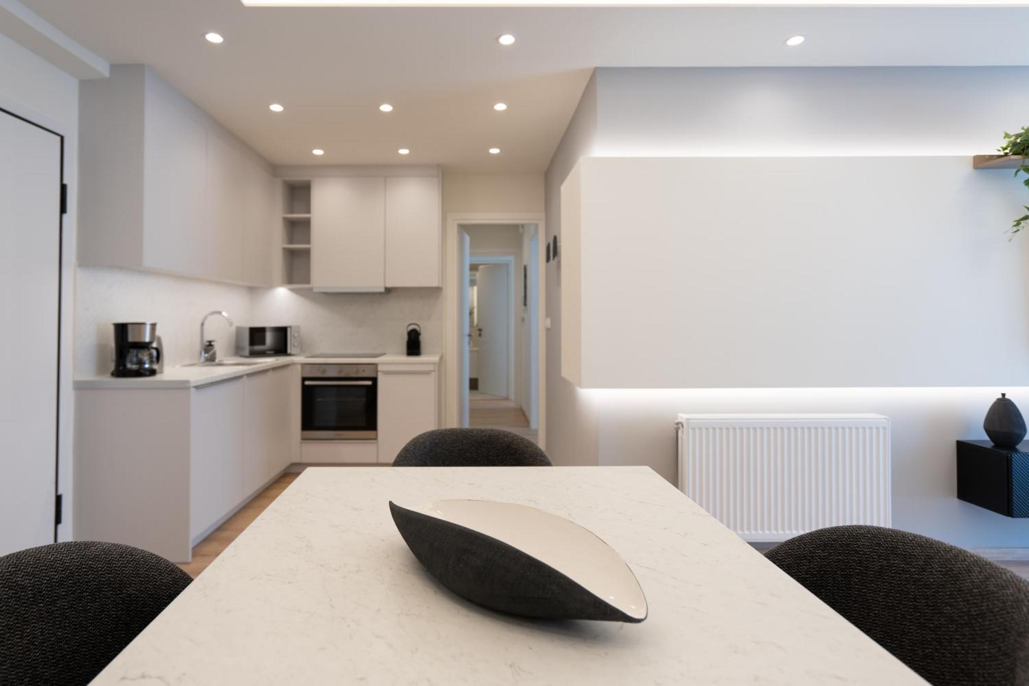 Newly Renovated 2 Bedroom Apartment, 5Min To Metro เอเธนส์ ภายนอก รูปภาพ