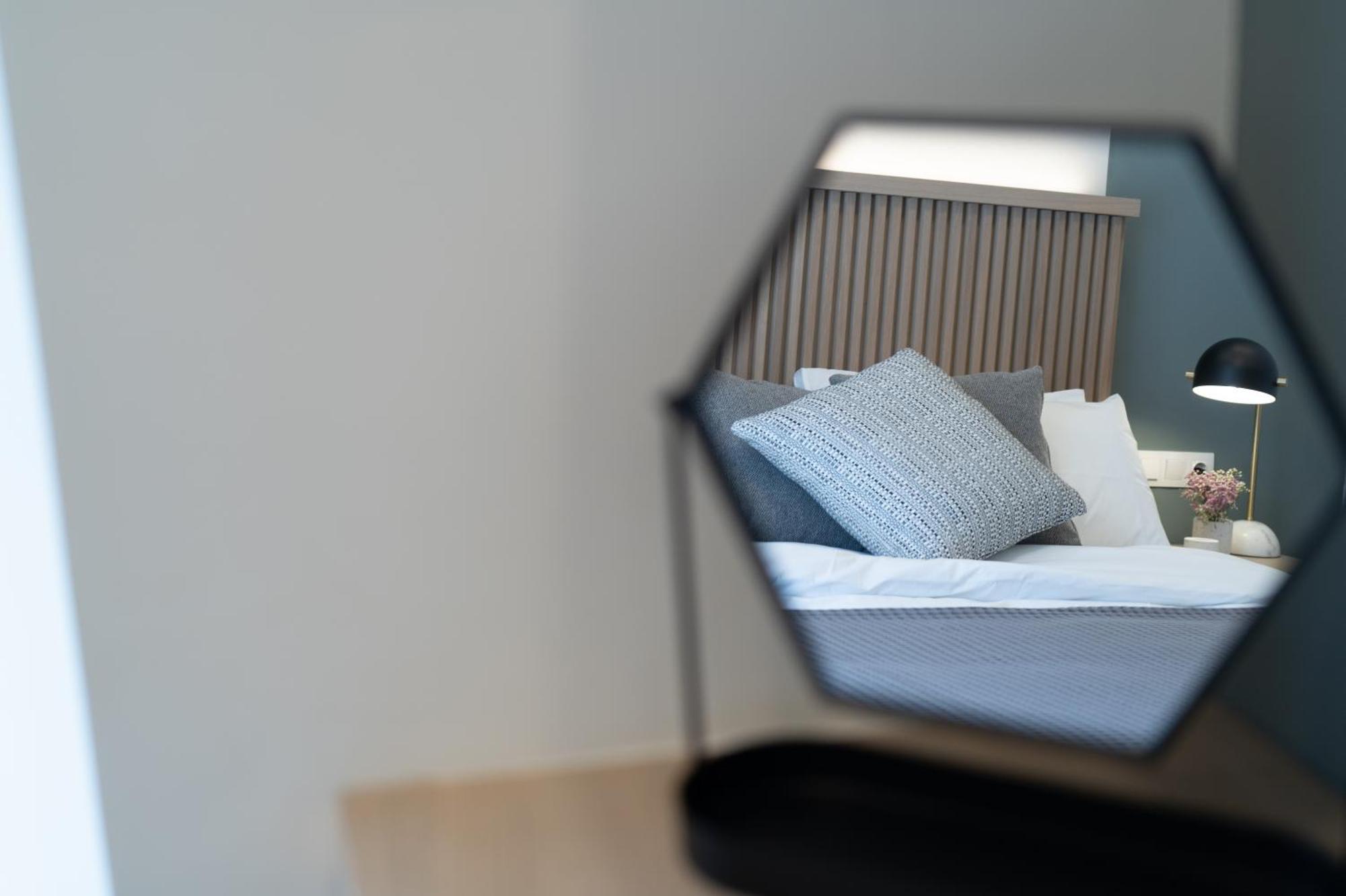 Newly Renovated 2 Bedroom Apartment, 5Min To Metro เอเธนส์ ภายนอก รูปภาพ