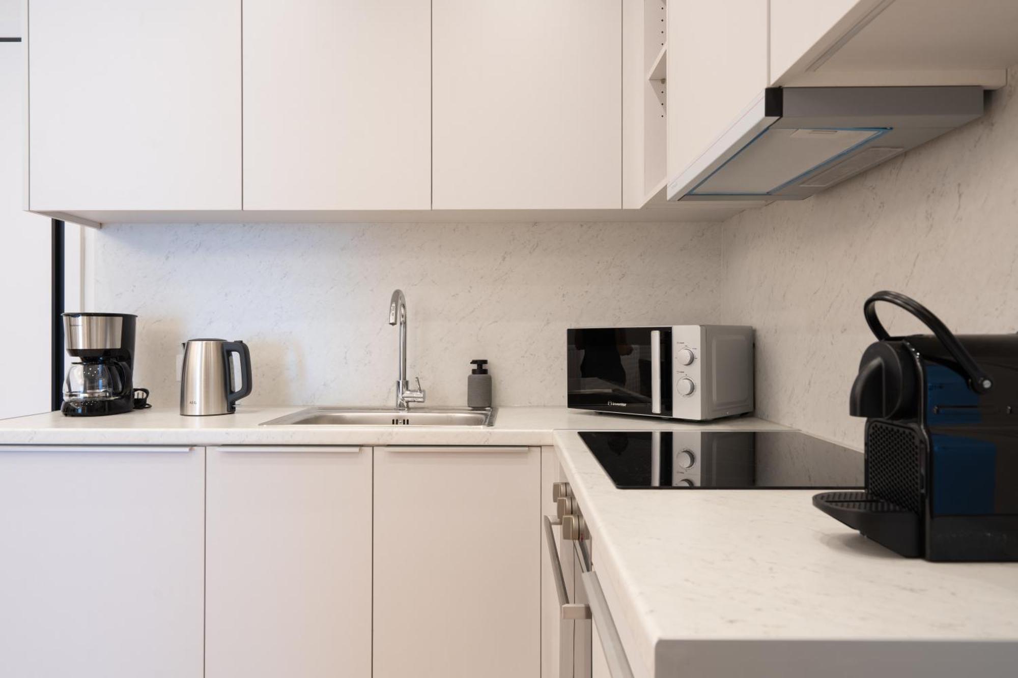 Newly Renovated 2 Bedroom Apartment, 5Min To Metro เอเธนส์ ภายนอก รูปภาพ