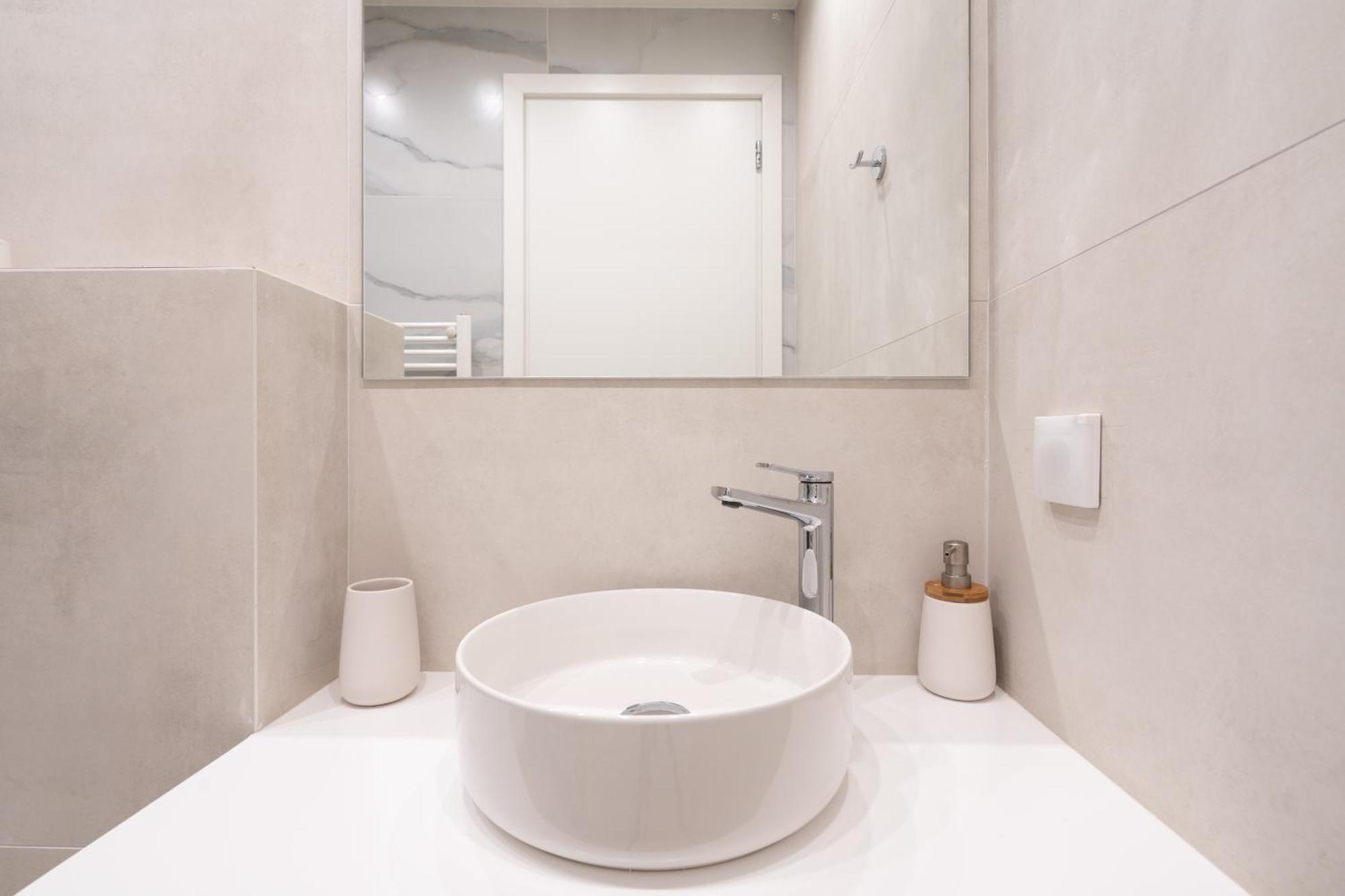 Newly Renovated 2 Bedroom Apartment, 5Min To Metro เอเธนส์ ภายนอก รูปภาพ
