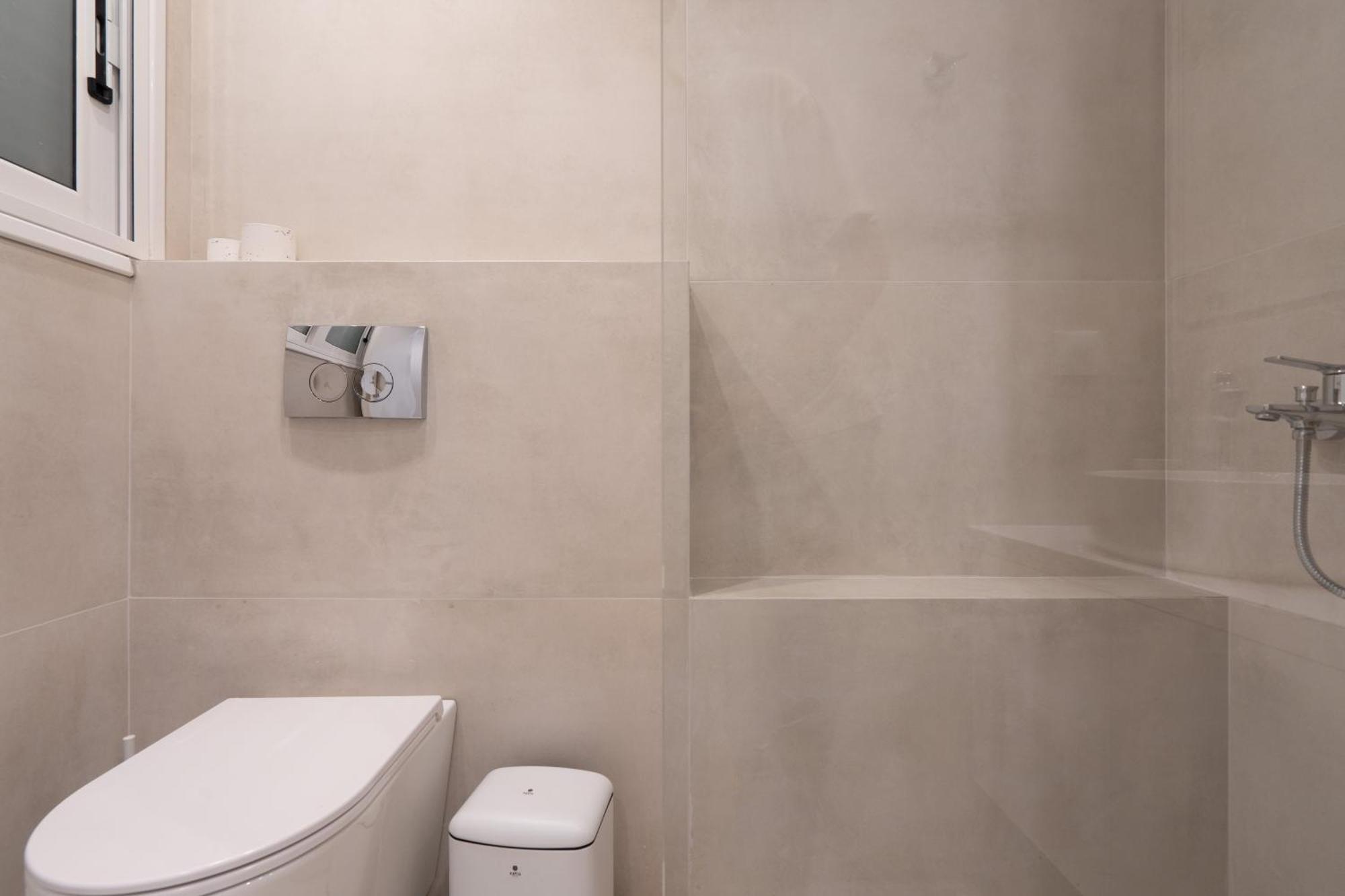 Newly Renovated 2 Bedroom Apartment, 5Min To Metro เอเธนส์ ภายนอก รูปภาพ