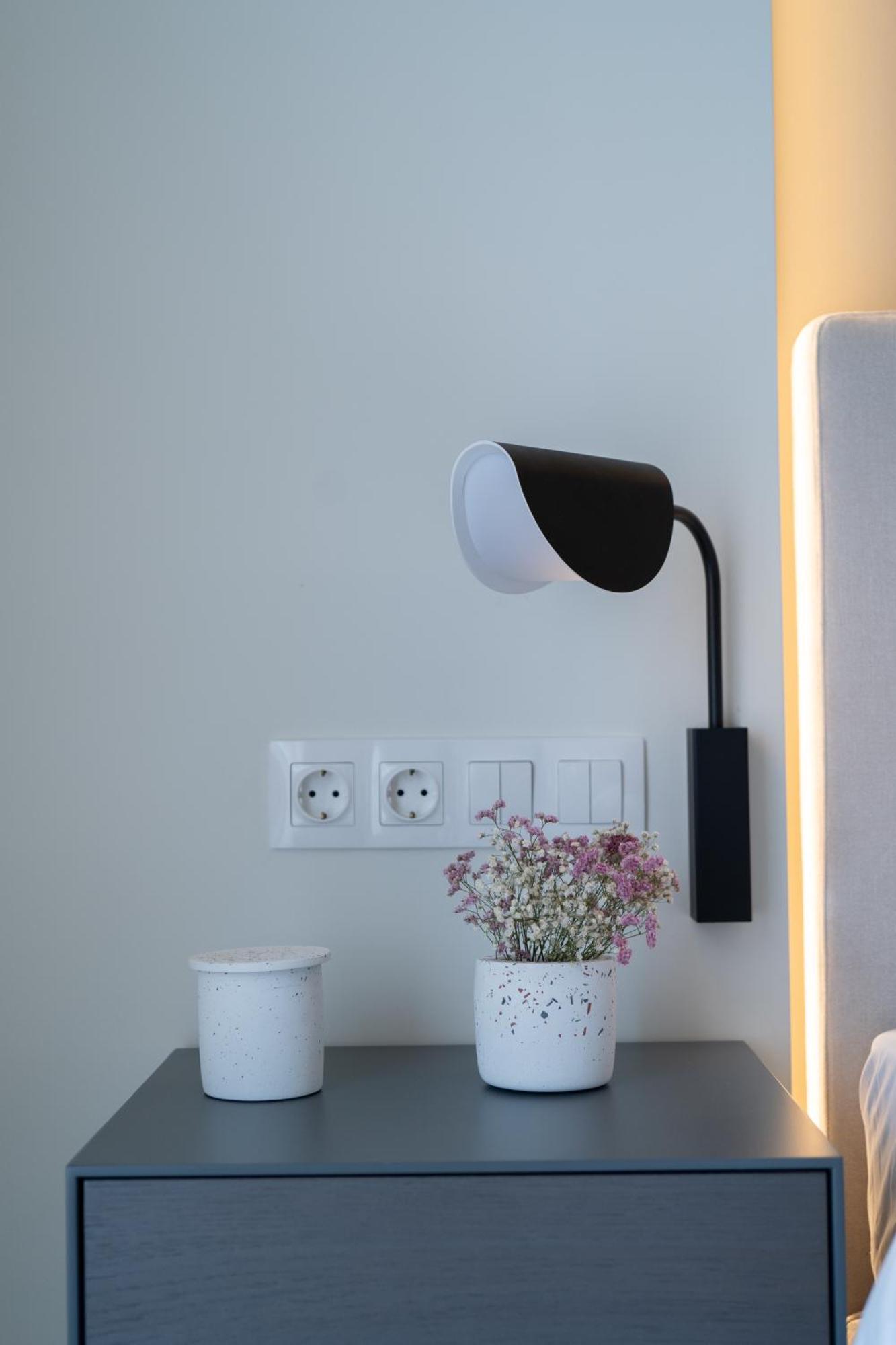Newly Renovated 2 Bedroom Apartment, 5Min To Metro เอเธนส์ ภายนอก รูปภาพ
