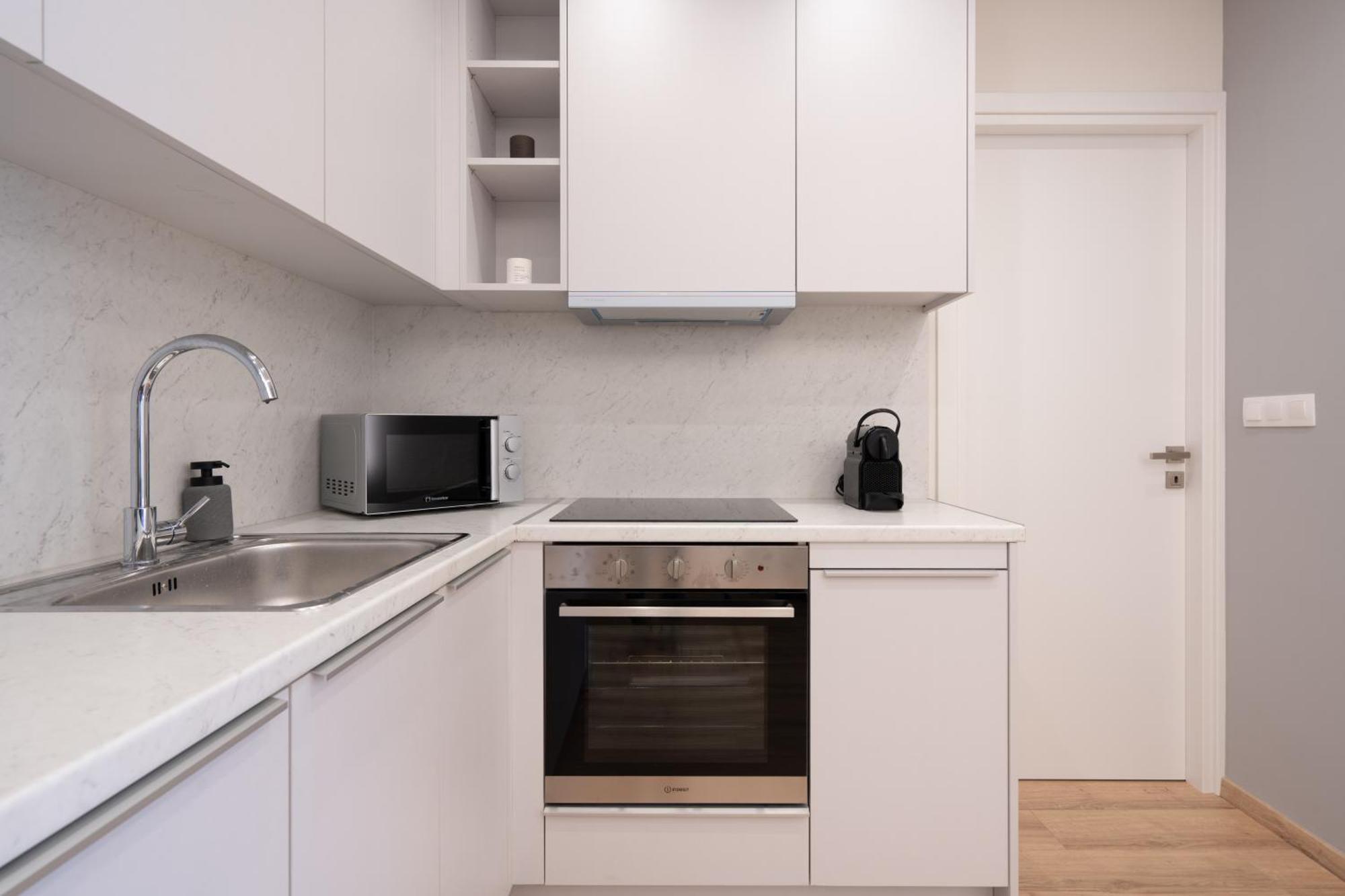 Newly Renovated 2 Bedroom Apartment, 5Min To Metro เอเธนส์ ภายนอก รูปภาพ