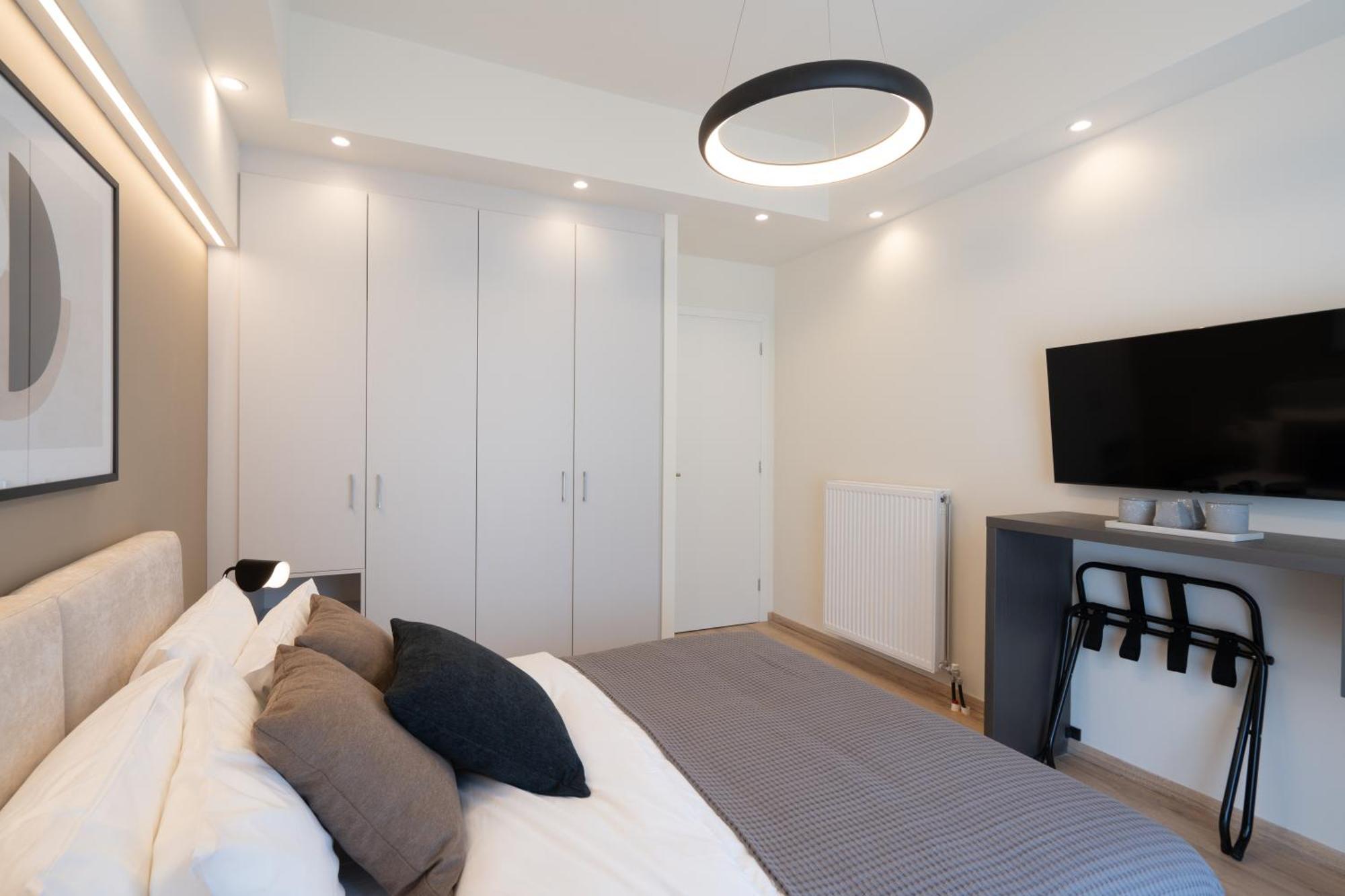 Newly Renovated 2 Bedroom Apartment, 5Min To Metro เอเธนส์ ภายนอก รูปภาพ