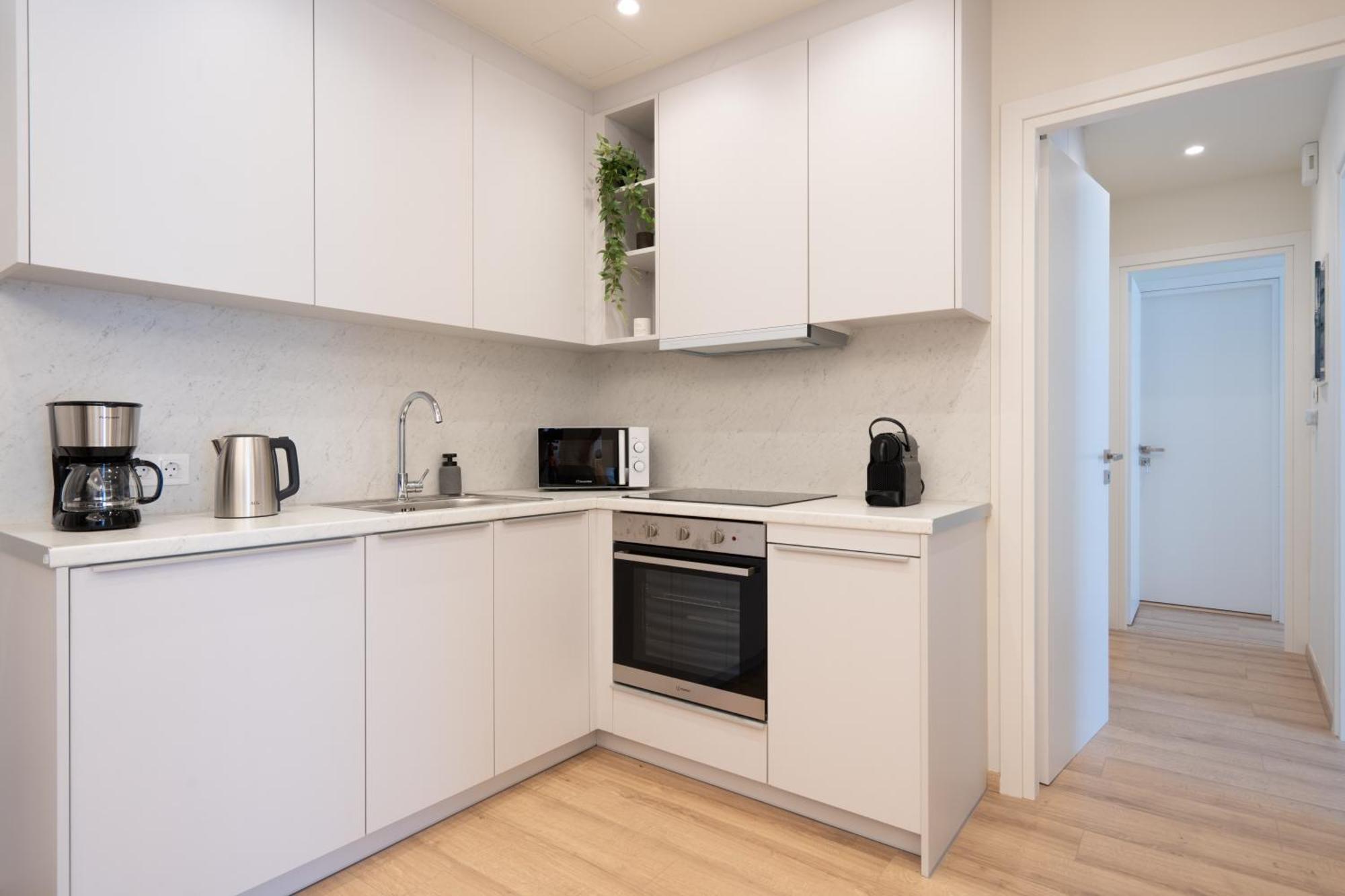 Newly Renovated 2 Bedroom Apartment, 5Min To Metro เอเธนส์ ภายนอก รูปภาพ
