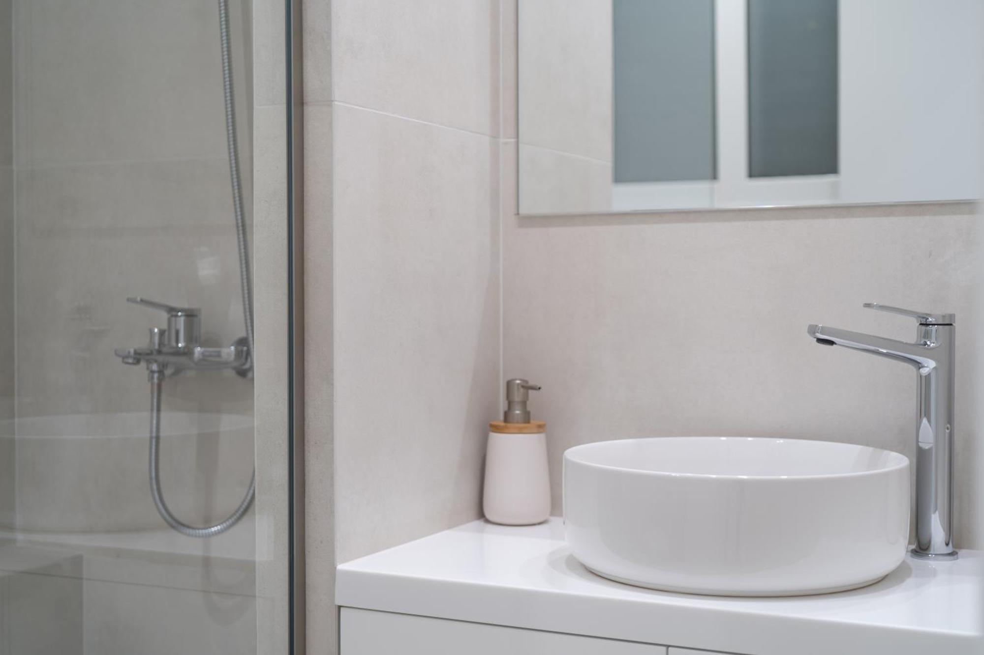 Newly Renovated 2 Bedroom Apartment, 5Min To Metro เอเธนส์ ภายนอก รูปภาพ