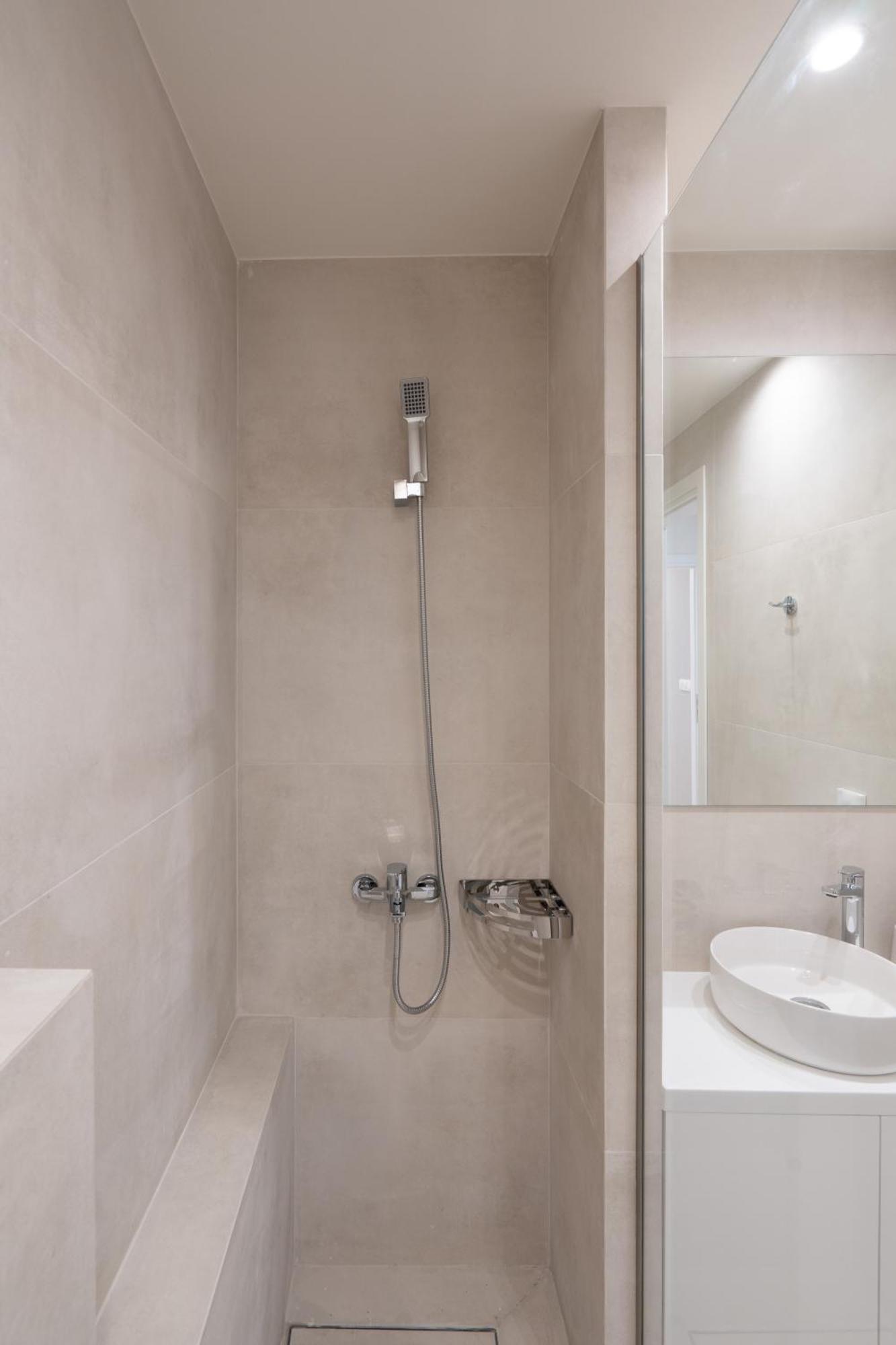 Newly Renovated 2 Bedroom Apartment, 5Min To Metro เอเธนส์ ภายนอก รูปภาพ