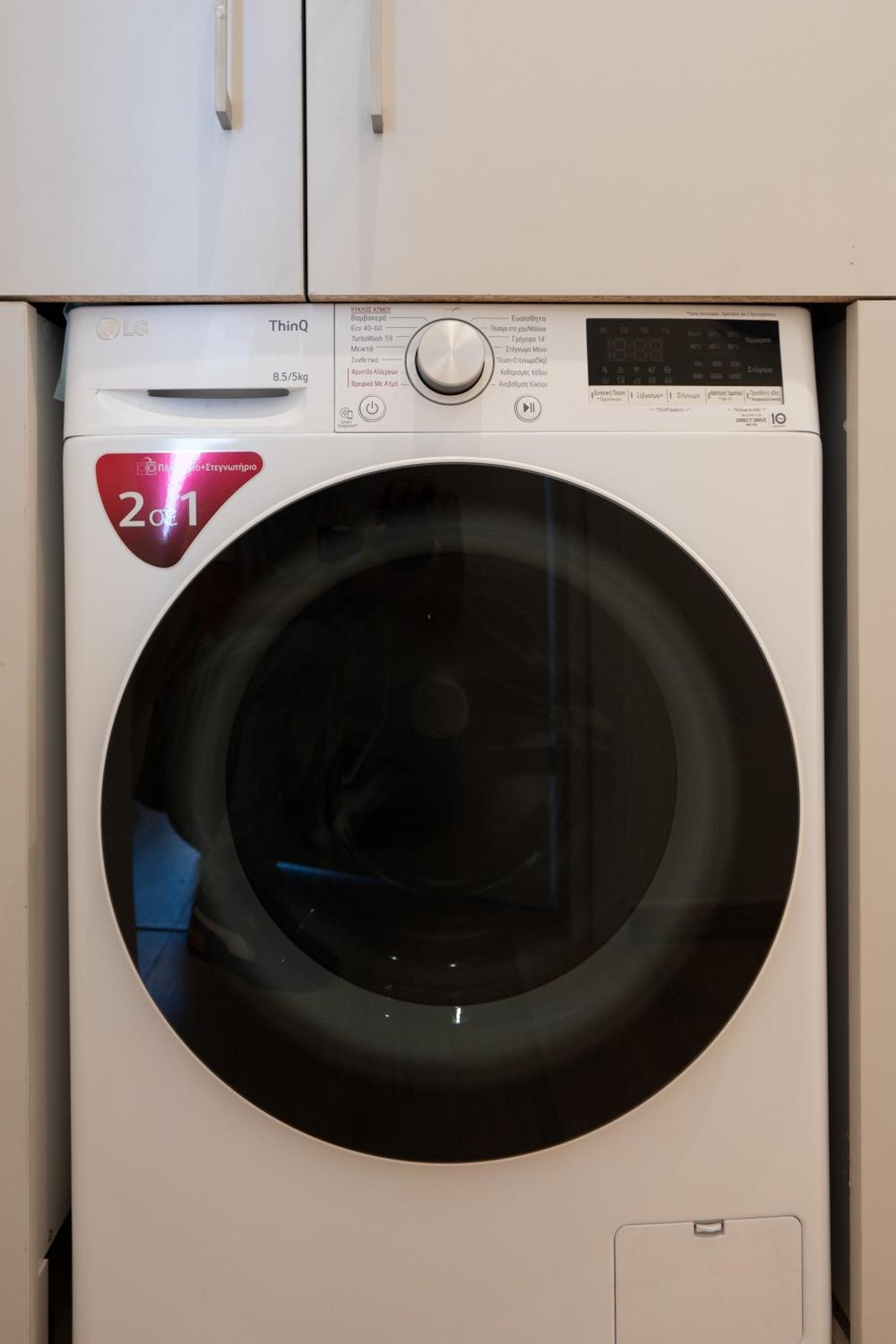 Newly Renovated 2 Bedroom Apartment, 5Min To Metro เอเธนส์ ภายนอก รูปภาพ